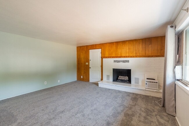 Building Photo - 2 Bedroom 1 Bathroom Unit Available Near BSU