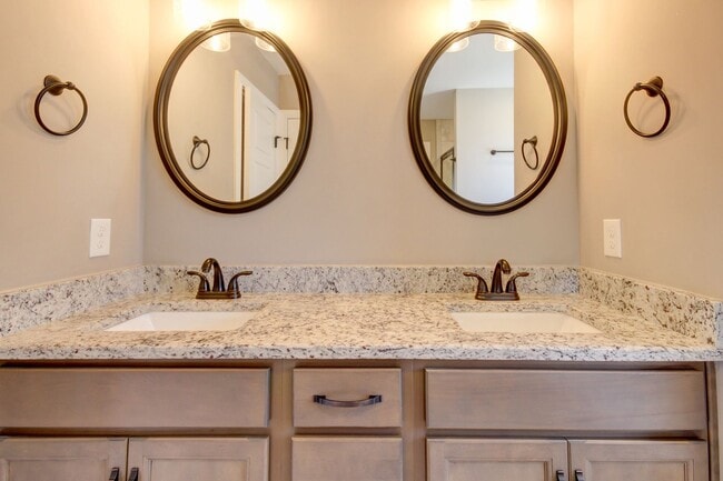 Building Photo - 332 Bluebriar Trc