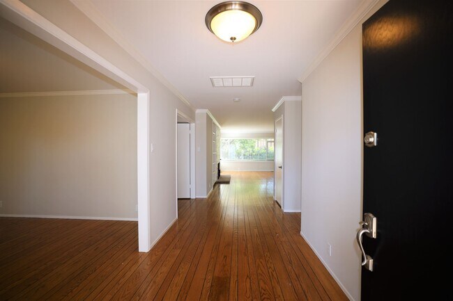 Building Photo - 25 Genevra Rd