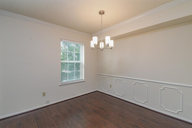 Building Photo - 351 N Post Oak Ln