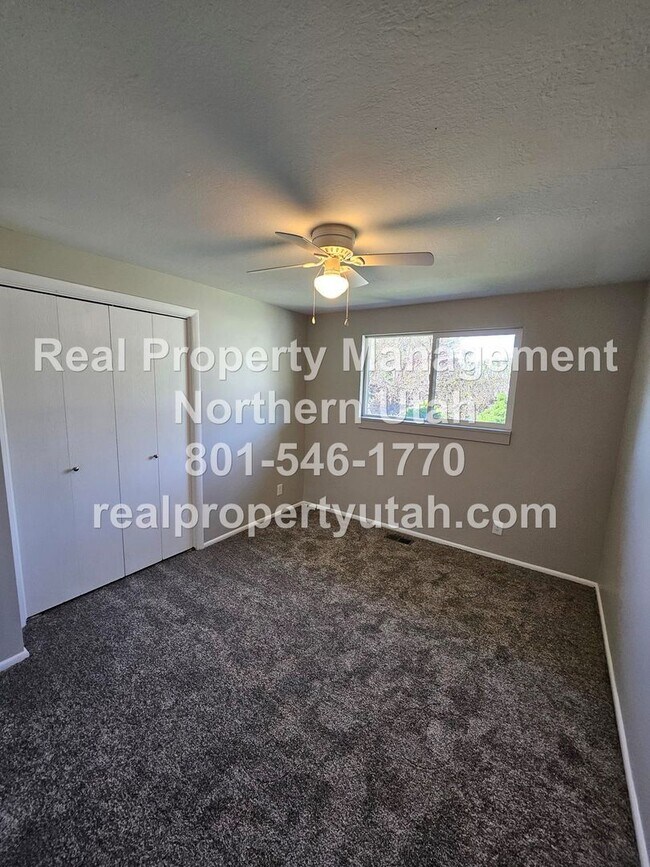 Building Photo - Lovely 5 Bedroom Home in Layton Available Now!