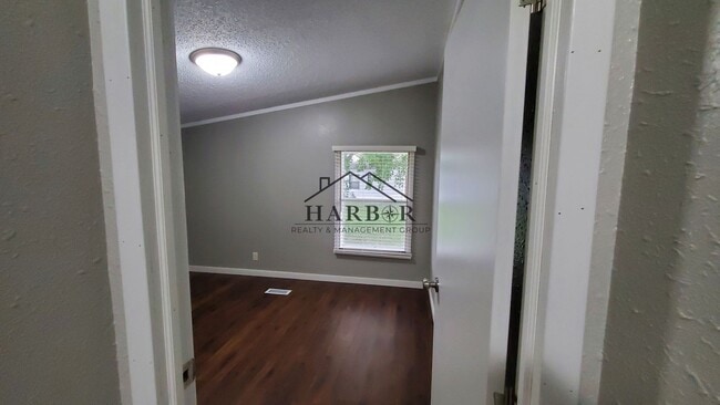 Building Photo - 23 Andreasen Dr