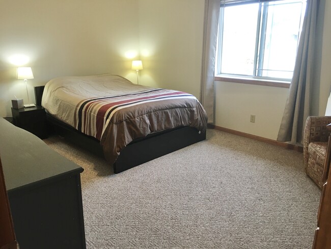 Building Photo - 261-267 Meadowside Dr