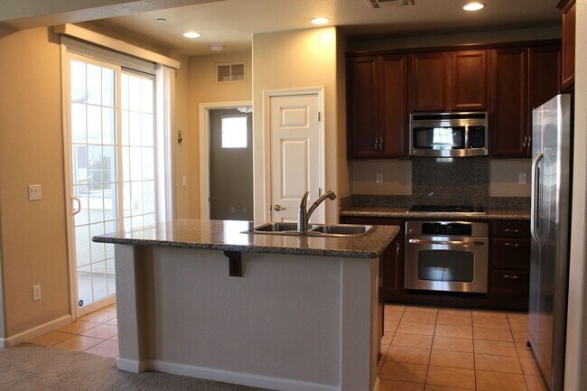 Building Photo - Two Bedroom Condo in South Reno