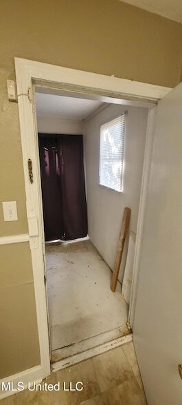 Building Photo - 327 Decelle St