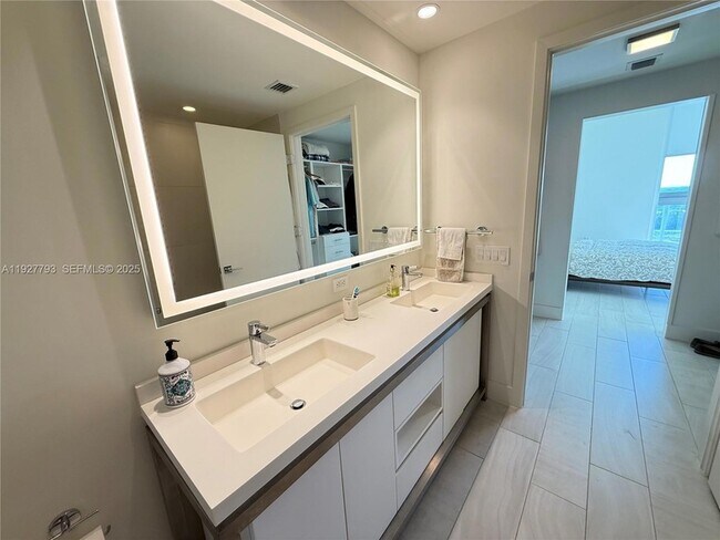 Building Photo - 2000 Metropica Wy