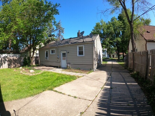 Building Photo - Very Clean Royal Oak Ranch