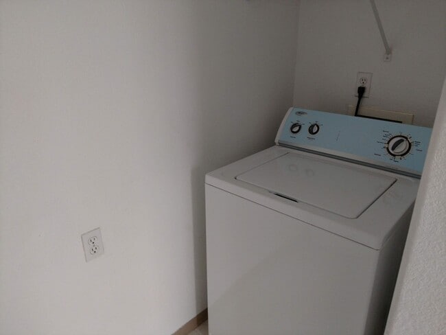 Building Photo - ALL PROSPECTIVE TENANTS MUST SUBMIT A $58 NON-REFUNDABLE APPLICATION FEE PER APPLICANT ONLINE AND...