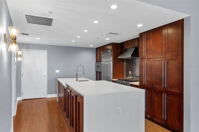 Building Photo - 1120 E Kennedy Blvd