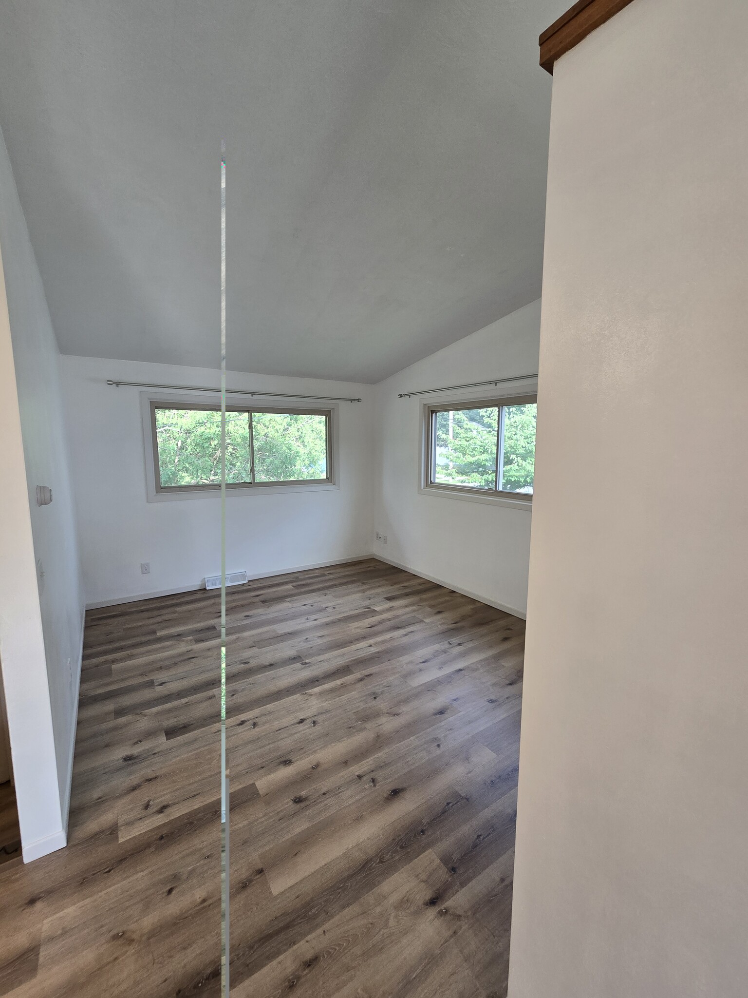 Building Photo - 1542 W River Dr
