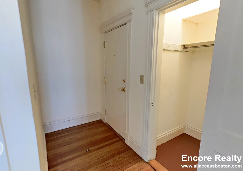 Building Photo - 107 Queensberry St