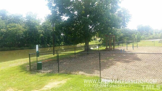 Building Photo - 2025 Hayes Ln