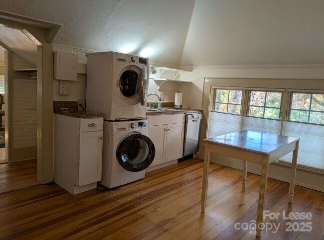 Building Photo - 220 Melrose Cir