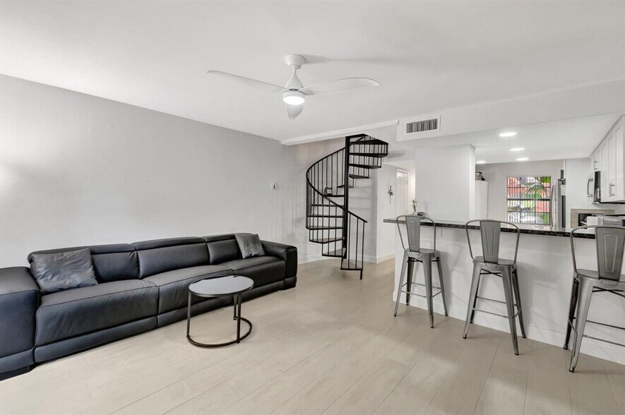 Building Photo - 640 Tennis Club Dr