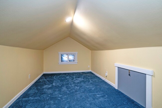 Building Photo - Convenience Meets Charm in this 3 Bedroom ...