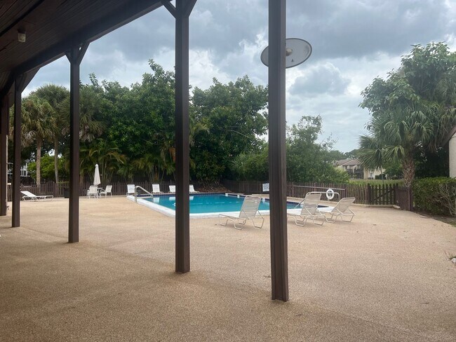 Building Photo - $500 Off First Month Rent - Close to Downt...