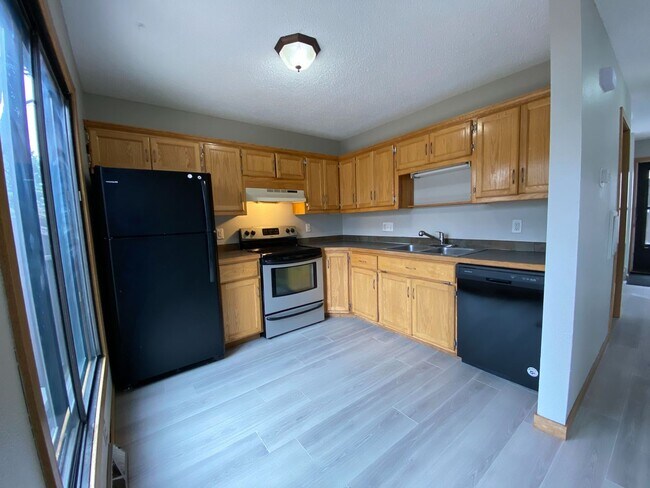 Building Photo - 4 Bedroom Townhome by Moorhead High School!