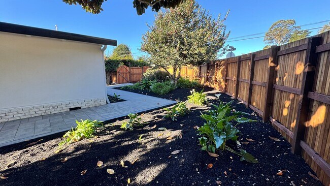 Building Photo - Mission Fields Home, 3 bedroom 2 bath, Fire Place, large fenced yard, 2 car garage fully finished...