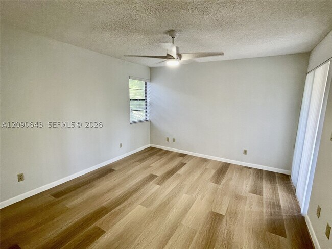 Building Photo - 2160 Bayberry Dr