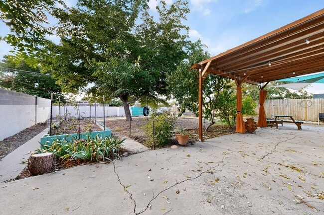 Building Photo - UPTOWN 2/bd 1/ba 1/cg 950/sf
