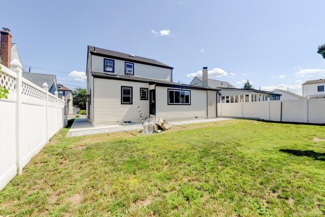 Building Photo - 815 3rd St