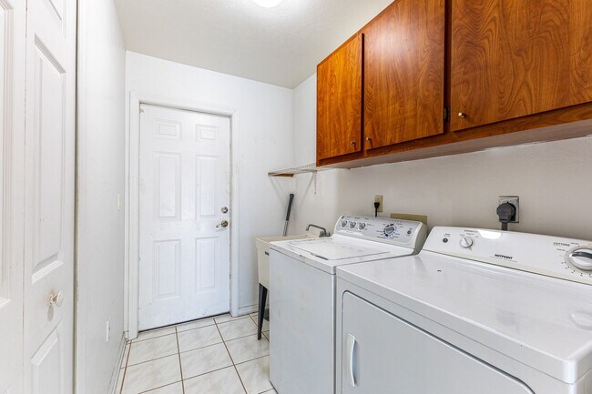 Building Photo - 608 Richmond Ave N