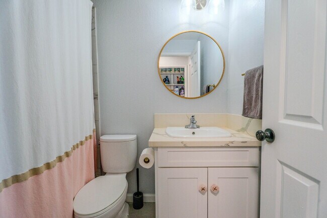 Building Photo - Modern Comfort in Mariners Village – Renov...