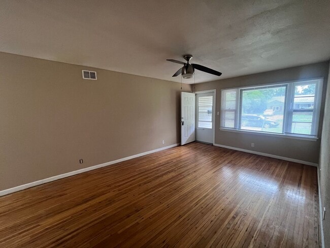 Building Photo - Cute 3 bedroom, 1 bath home
