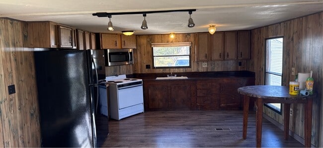 Building Photo - 112 W Spruce