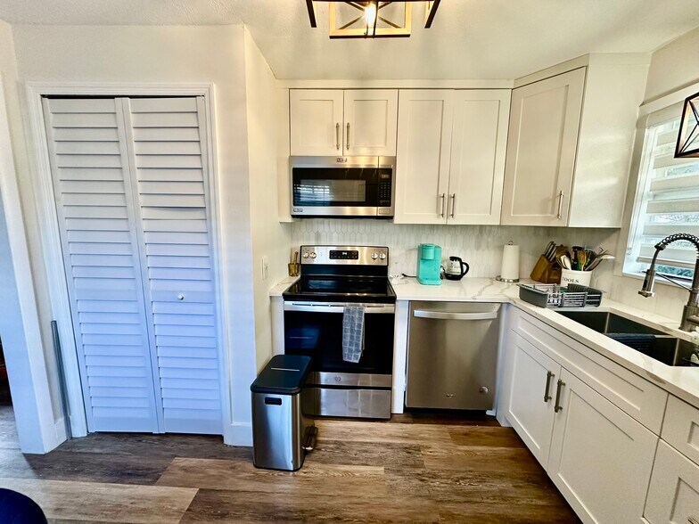 Building Photo - 1712 NE 5th Ct