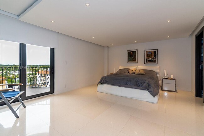 Building Photo - 8877 Collins Ave