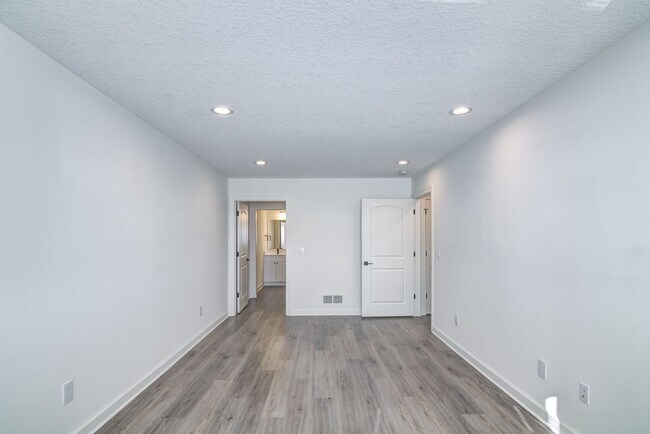 Building Photo - 3 Bedroom Town Home