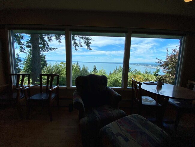 Building Photo - Spacious 5-Bedroom Home with Stunning View...