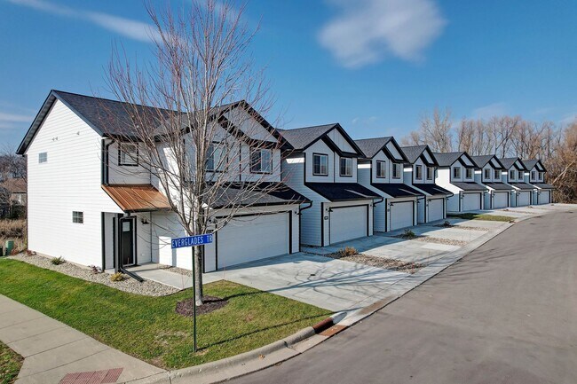 Building Photo - New-Willow Cascades Townhomes!