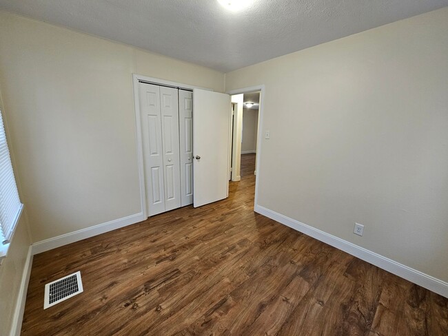 Building Photo - 2 bed, 1 bath, close to ND