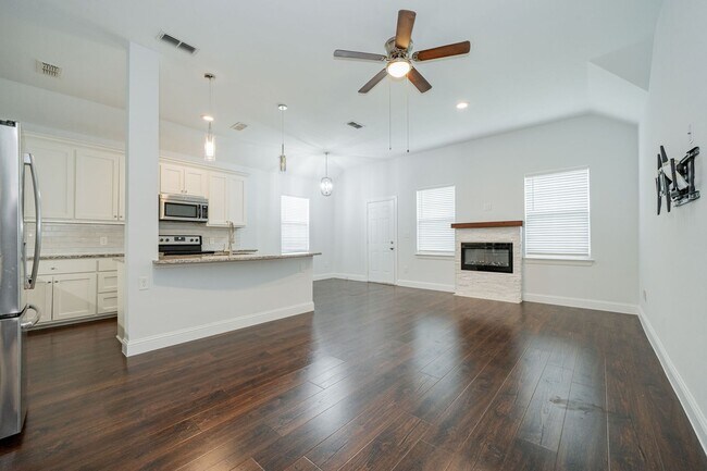 Building Photo - Beautifully Updated 3-Bed, 2-Bath Home Nea...