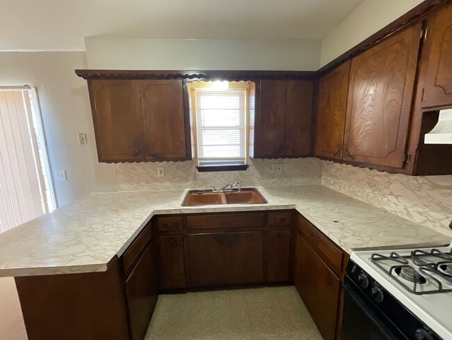 Building Photo - 3 bed. 1.5 bath 2 living areas