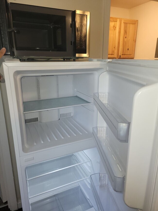 Building Photo - Affordable Studio Apartments in Los Alamos...