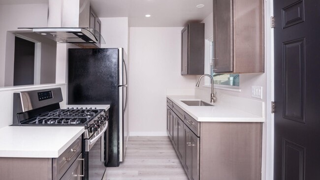 Building Photo - 1 Bedroom Duplex in National City *Move In...