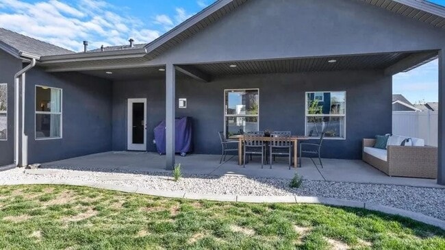 Building Photo - Beautiful Custom Home!