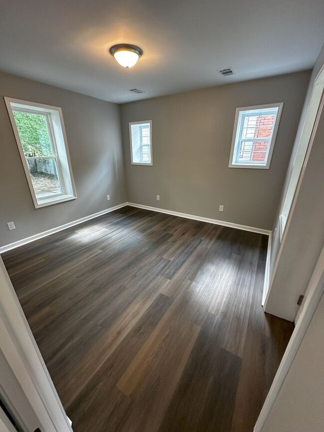 Building Photo - For Rent: Beautifully Renovated 2 Bed / 1 ...