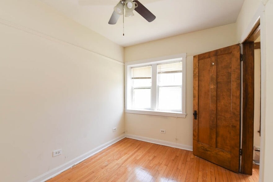 Building Photo - 821 W Waveland Ave