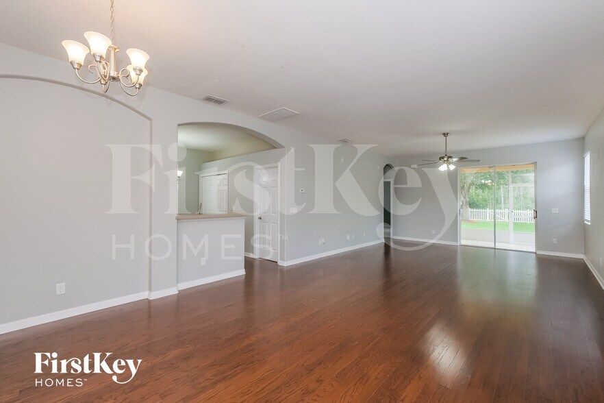 Building Photo - 7847 Foxgrove Dr