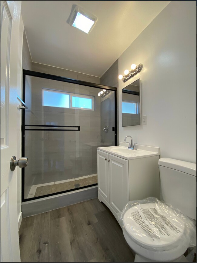 Building Photo - Stunning 2 Bedroom 1 Bath Home in a Private Oasis!
