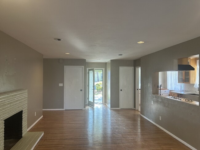 Building Photo - 137 Las Flores Ave