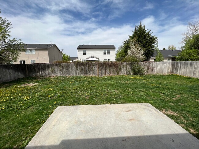 Building Photo - 13852 Paraiso Ave