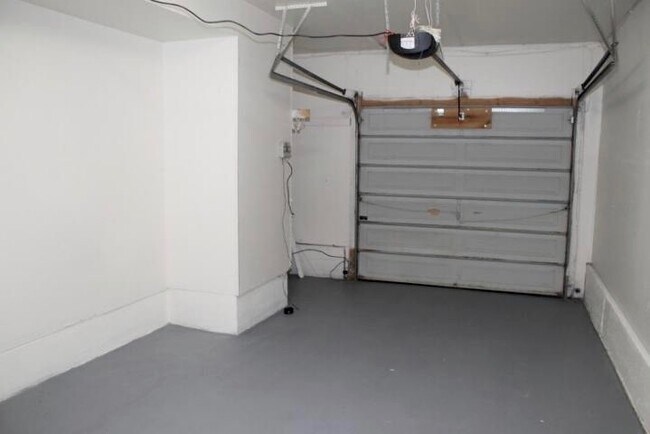 Building Photo - Coming Soon! Quaint Townhouse Located In T...
