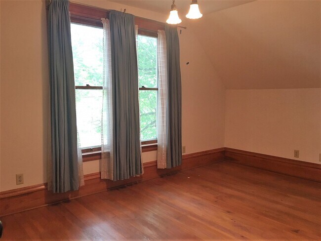 Building Photo - Northwest Gem: Spacious 4 Bedroom, 2 Bath Bungalow