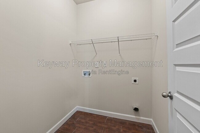 Building Photo - 910 Clover Ct