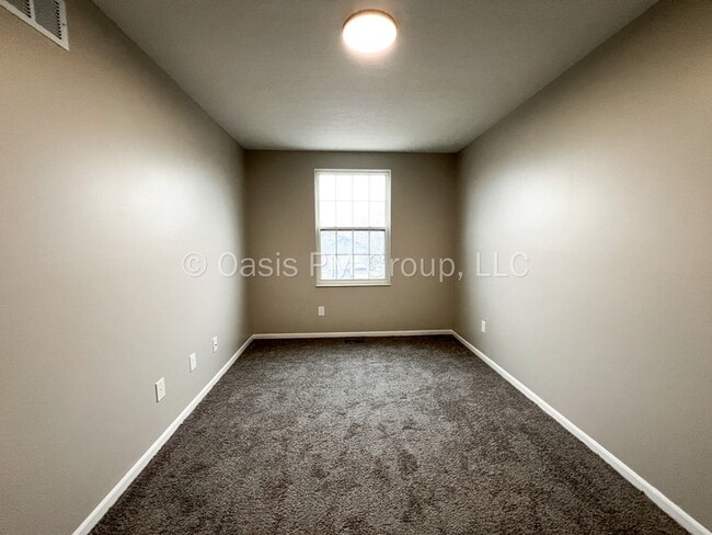 Building Photo - 709 Academy Dr